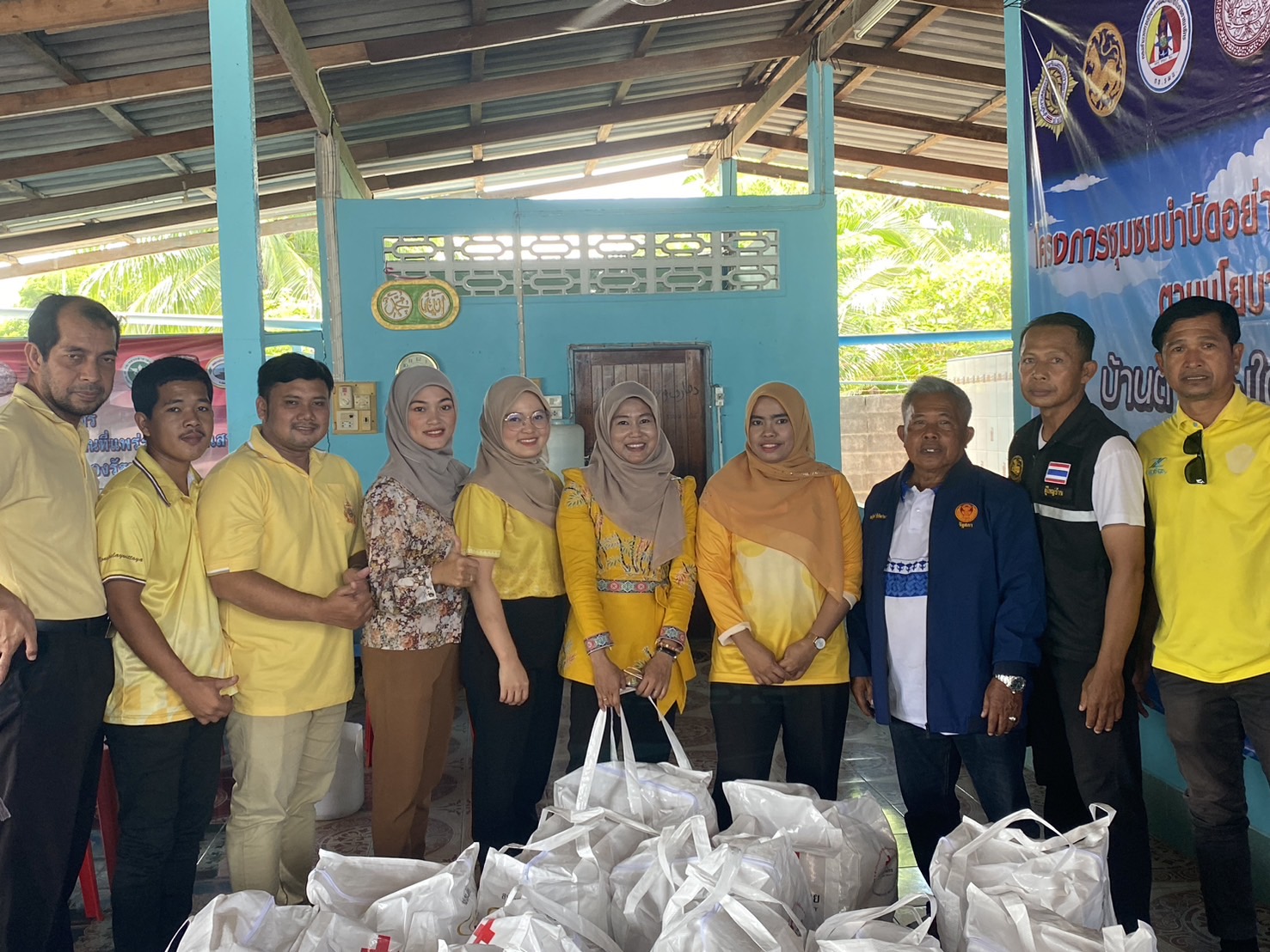 องค์การบริหารส่วนตำบลตำมะลัง มอบเครื่องอุปโภค-บริโภค (ถุงยังชีพ) เพื่อช่วยเหลือประชาชนที่ได้รับผลกระทบจากสถานการณ์อุทกภัยลมกรรโชกแรง คลื่นทะเลสูง