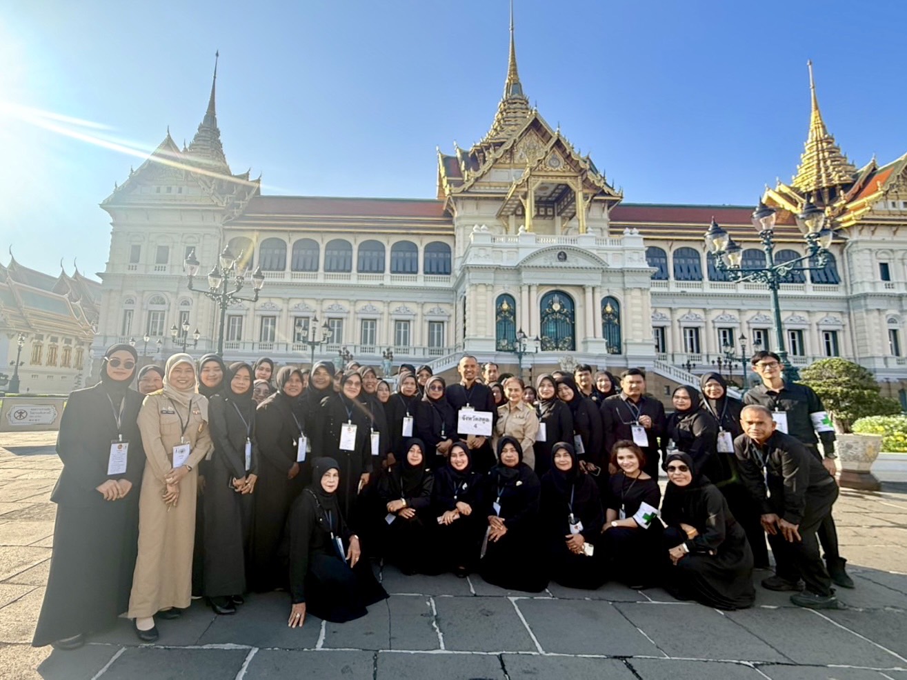 อบต.ตำมะลัง นำพสกนิกรชาวตำบลตำมะลัง ร่วมเดินทางเข้าเฝ้าฯ กราบถวายบังคมพระบรมศพ สมเด็จพระนางเจ้าสิริกิติ์ พระบรมราชินีนาถ พระบรมราชชนนีพันปีหลวง ณ กรุงเทพมหานคร
📍วันที่ 20 ธันวาคม 2568  ณ พระที่นั่งดุสิตมหาปราสาท พระบรมมหาราชวัง กรุงเทพมหานคร